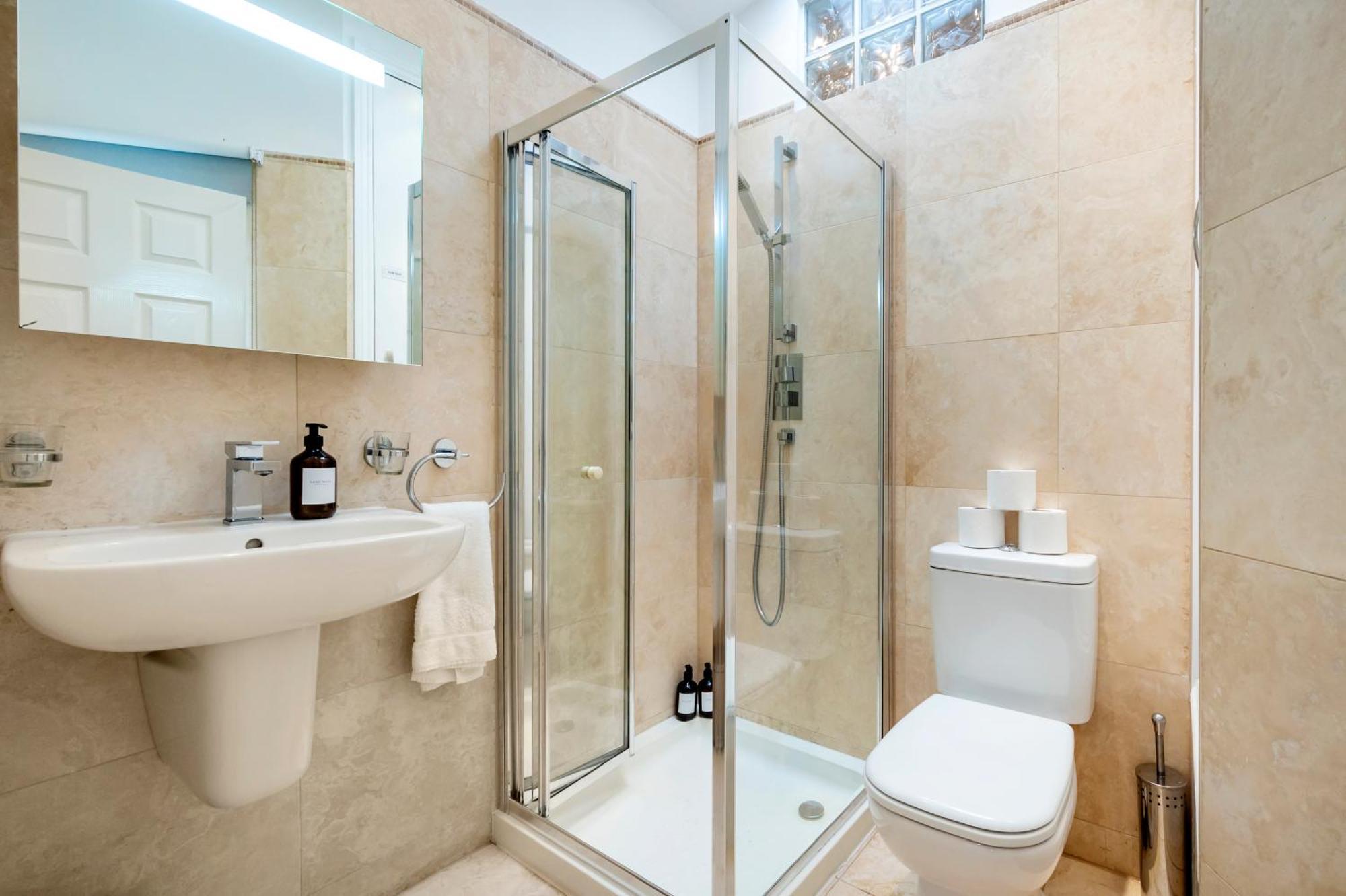 2 Bedr, 3 Beds, 2 Bath Covent Garden 3-min Subway Apartamento Londres